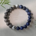 Bracelet en perles de pierre bleues et grises au design Zen sur papier beige texturé - 10mm/Pin Blanc Mat+Carte+Ancienne Veine Bleue Nouveau