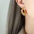 Pendientes de aro retorcidos en forma de C de acero inoxidable con baño de oro PVD - Dorado