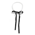 Elegante collana di perle vintage con fiocco in nastro nero su sfondo bianco puro - Stile Fiocco in Nastro di Raso / Nero