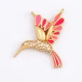 Goldener Kolibri-Anhänger mit rosa Emaille und Kristallen für Schmuckherstellung - Rosa Roter Emaille-Kolibri