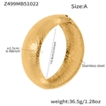 Dettaglio della trama a roccia lavica sul bracciale rigido dorato a fascia larga in acciaio - Bracciale Rigido Dorato con Trama Roccia (Z499-A)