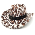 Détail du chapeau de cowboy léopard avec bande en cuir cloutée et tête de taureau en métal - M (56-58cm) / Dessus Plat Beige