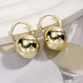 Pendientes de aro dorados pulidos con diseño de bola minimalista y cierre de clic - Oro de 16K