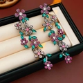 Dettaglio degli orecchini vintage a fiore con nappe e strass rosa e verdi - Ago in argento - Rosa - Verde
