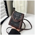 Dettaglio borsa a tracolla con trama a rombi vintage e eleganti finiture in pelle - Nero