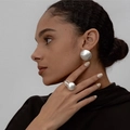 Dettaglio di orecchini a sfera in argento opaco e anello sferico abbinato su modella - Anello Spazzolato a Sfera Singola