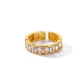 Nahaufnahme von verstellbarem goldenem Ring mit Zirkonia-Steinen und poliertem Finish - Einstellbar Offen / Weiß