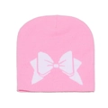 Detailopname van de roze gebreide muts met wit strikpatroon en zachte textuur details - Roze (Witte Strik)