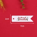 Dettaglio etichetta regalo Merry Christmas 7x2cm con dimensioni su sfondo rosso - LH-336 / Confezione da 100