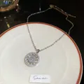Détail macro du collier croix en argent plaqué or 18 carats avec zircons et nacre - Argent (Plaqué Or Véritable)