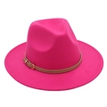 Détail du chapeau fedora en laine fuchsia avec bande en cuir brun et boucle dorée - Taille unique / Rose rouge
