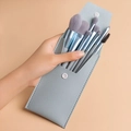 Detailansicht von 8 Mini-Make-up-Pinseln in einer hellblauen Ledertasche mit Druckknopf - 8-Teiliges Set Mit PU-Tasche / Blaugrau