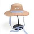 Detailansicht eines Strohhuts mit blauem Karoband und weißem MODU-Textiletikett - M (56-58cm) / Khaki