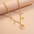 Vista dettagliata della collana dorata con pendenti a rosa a spirale e catena a maglia - Collana Rosa a Spirale / Collana - Oro