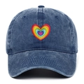 Détail de broderie cœur arc-en-ciel sur texture de casquette en coton délavé - Taille unique / Bleu marine