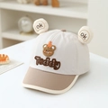 Dettaglio del cappellino bimbo Teddy con orecchie carine e ricamo in cotone morbido - 48-50cm(1-3 anni) / Beige