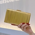 Elegante borsa a mano dorata plissettata con trama metallica verticale per serate di gala - Clutch Rettangolare Media / Oro