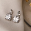 Boucles d'oreilles carrées en zircon argenté avec pierres taille princesse sur satin - Argenté