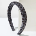 Detalle de diadema de peluche con estampado de leopardo y textura gruesa de piel sintética - Gris