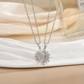 Detailansicht der silbernen Sonnen- und Mondhalsketten mit Zirkonia-Mikropavé-Besatz - Silber Pave Zirkonia Stern Mond Set XL0282G