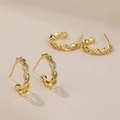 Lot de deux paires de créoles torsadées dorées avec pavé de diamants étincelants - Boucles d'oreilles demi-créoles torsadées avec CZ