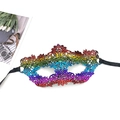 Detalle del antifaz de encaje degradado arcoíris con intrincados diseños calados - Corazón Floral - Multicolor