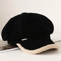 Berretto newsboy in velluto nero con bordo in ecopelliccia beige e targhetta oro - M (56-58cm) / Nero