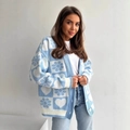 Blau-weiß karierte Strickjacke mit Herz-Blumen-Mustern und V-Ausschnitt-Design - S / Blau