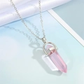Nahaufnahme von rosa Kristall-Sechskantsäule-Anhänger mit silberner Metallkette - Transparentes Rosa
