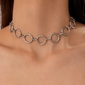 Auffällige silberne Halskette mit geometrischen Gliedern für Damen am Hals - Silber