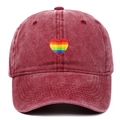 Detalle del bordado de corazón arcoíris en gorra de béisbol de algodón desgastado - Ajustable / Burdeos