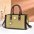 Borsa tote in pelle verde oliva e marrone con borchie dorate e tracolla staccabile - Verde Scuro