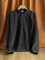 Gros plan sur la texture de la chemise en lin, l'étiquette du tissu et la taille M - S / Noir