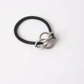 Minimalistisch zwart haarelastiek met een mat zilveren in elkaar grijpende metalen knoop - 4 Kleine Ringen - Zilver