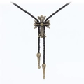 Verstellbare Bolo-Krawatte aus schwarzem Leder mit antikem bronzefarbenem Kreuz-Anhänger - Verziertes Kreuz Bronze