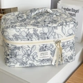 Neceser de algodón acolchado con estampado floral azul y detalle de cinta - Neceser de maquillaje