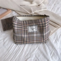 Detail der Vintage-Karo-Stofftasche mit Time to Party-Etikett auf weißem Tuch - Blau Violett Karo