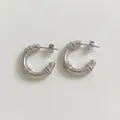 Minimalistische zilveren C-vormige oorringen met drie rijen micro-pave kristal - Zilver (PDE1363)