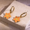 Titanium stalen oorringen met oranje bloemenhanger en hartvormig detail - Oranje Bloem