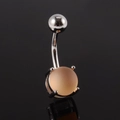 Détail d'une perle en résine orange givrée et d'un piercing au nombril en acier - 1.6x10x5x8mm / Orange