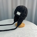 Gorro de punto con orejeras en mezcla de blanco y negro con cordones trenzados y parche - Negro