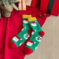 Calze natalizie verdi in pile corallo con Babbo Natale e pupazzo di neve in peluche - Babbo Natale e Pupazzo di Neve
