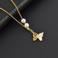 Elegante collana con ciondolo a farfalla dorata con inserto in madreperla e perle - Oro