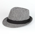 Detailansicht des klassischen schwarz-weißen Fedora mit Hahnentrittmuster und Hutband - Verstellbar / Schwarz