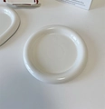 Nahaufnahme eines glänzend weißen Keramiktellers mit modernem, abgerundetem Rand - Großer weißer runder dicker Teller (ca. 20 cm)