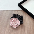 Détail de l'élastique à cheveux fleur camélia en satin rose avec liseré blanc - Rose