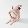 Detail van roze gebreide babymuts met kanten rand en zachte pluche pompon-details - 48cm (6-20 Maanden) / Roze