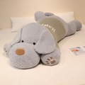 Grand coussin chien en peluche gris avec pull tricoté Happy vert dans une chambre - Gris Galaxie / 90cm