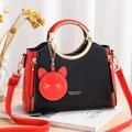 Modische Handtasche aus PU-Leder in Schwarz-Rot mit Goldgriff und süßem Katzenanhänger - Schwarz und Rot