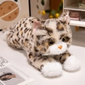 Lebensechte Plüschkatze mit Leopardenmuster in liegender Pose mit goldenen Augen - Weiße Leopard Katze / 45cm